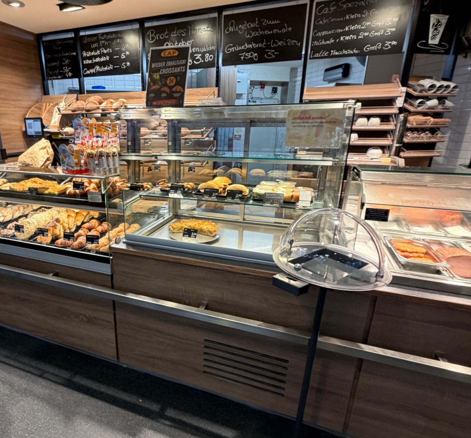 Bäckerei im Gebäude mit Backwaren und Belegtem