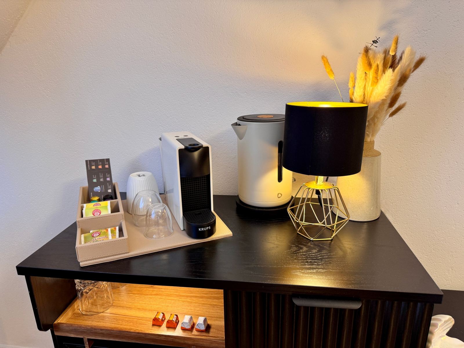 Kaffeecke mit Nespresso-Maschine und Wasserkocher