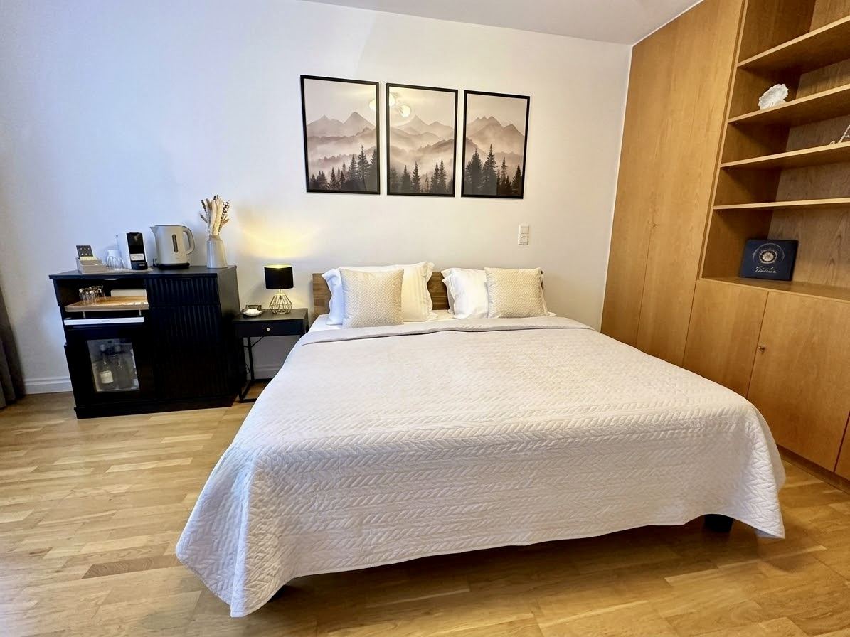 King-Size-Bett 180x200 mit Bergmotiven an der Wand