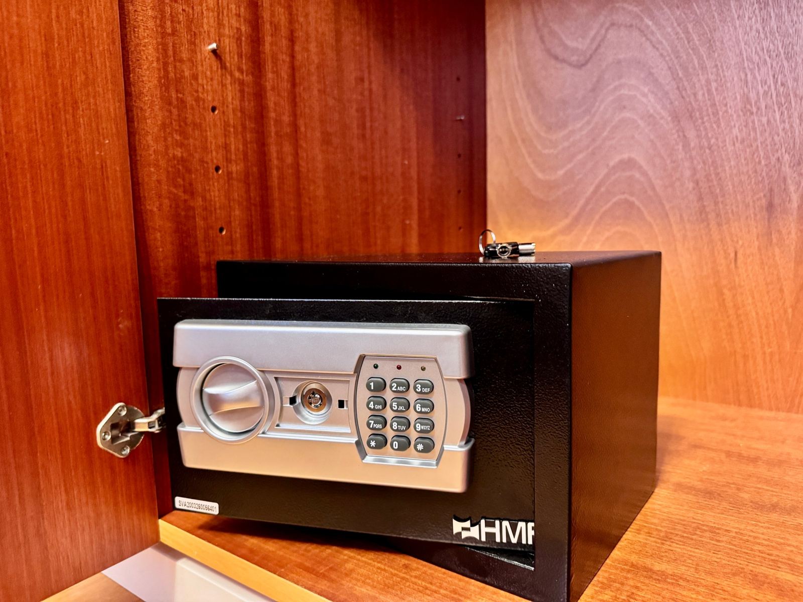 Safe im Schrank des Studios