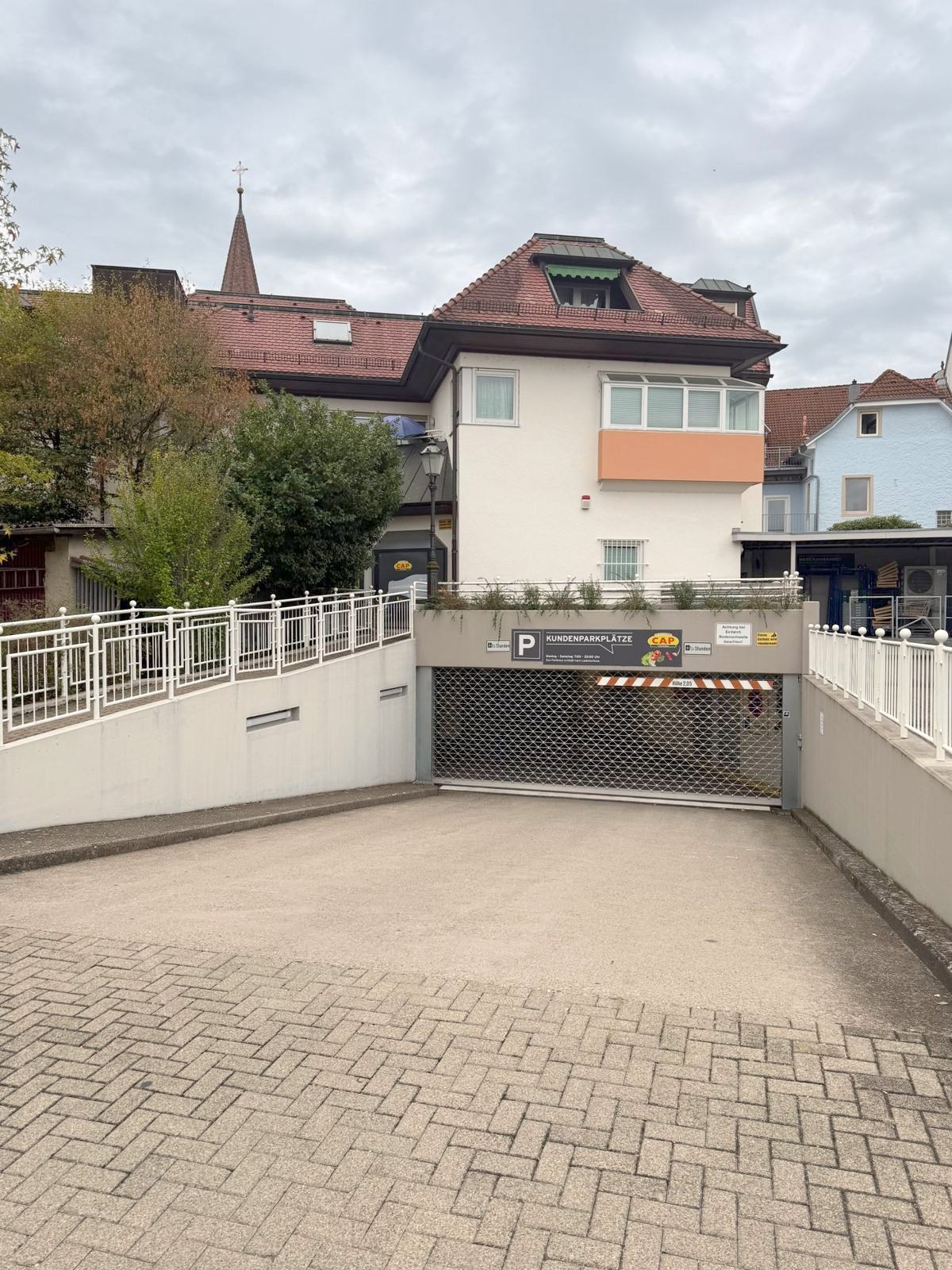 Einfahrt zur Tiefgarage des Hauses