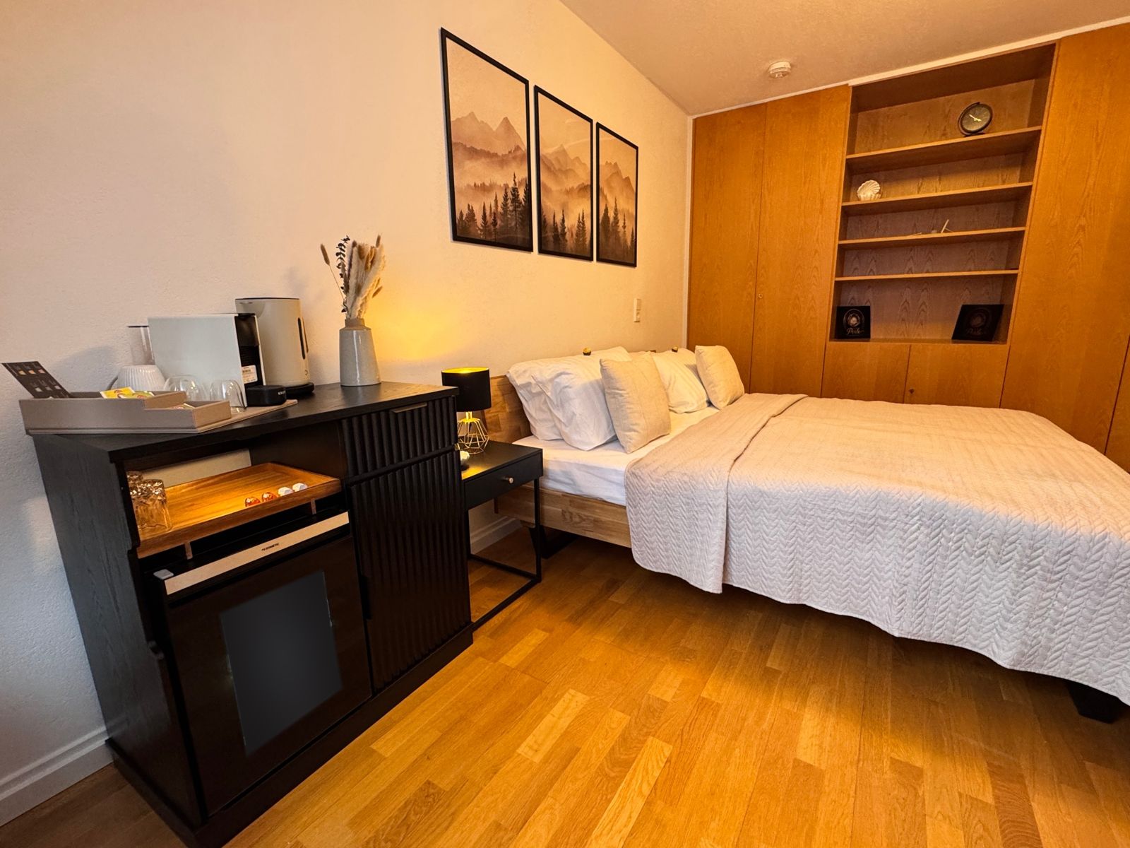 Studio mit King-Size-Bett, Kaffeecke und Minibar